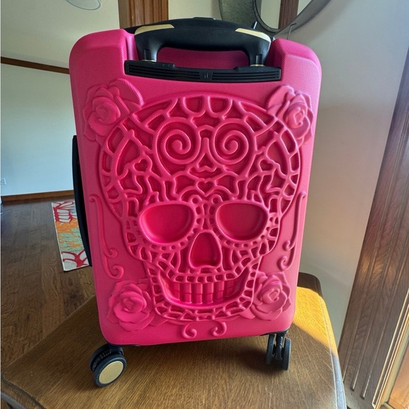 IT LUGGAGE “RED SKULLS”  HARDSIDE CARRY ON ROLLER LUGGAGE NEW - Picture 7 of 12